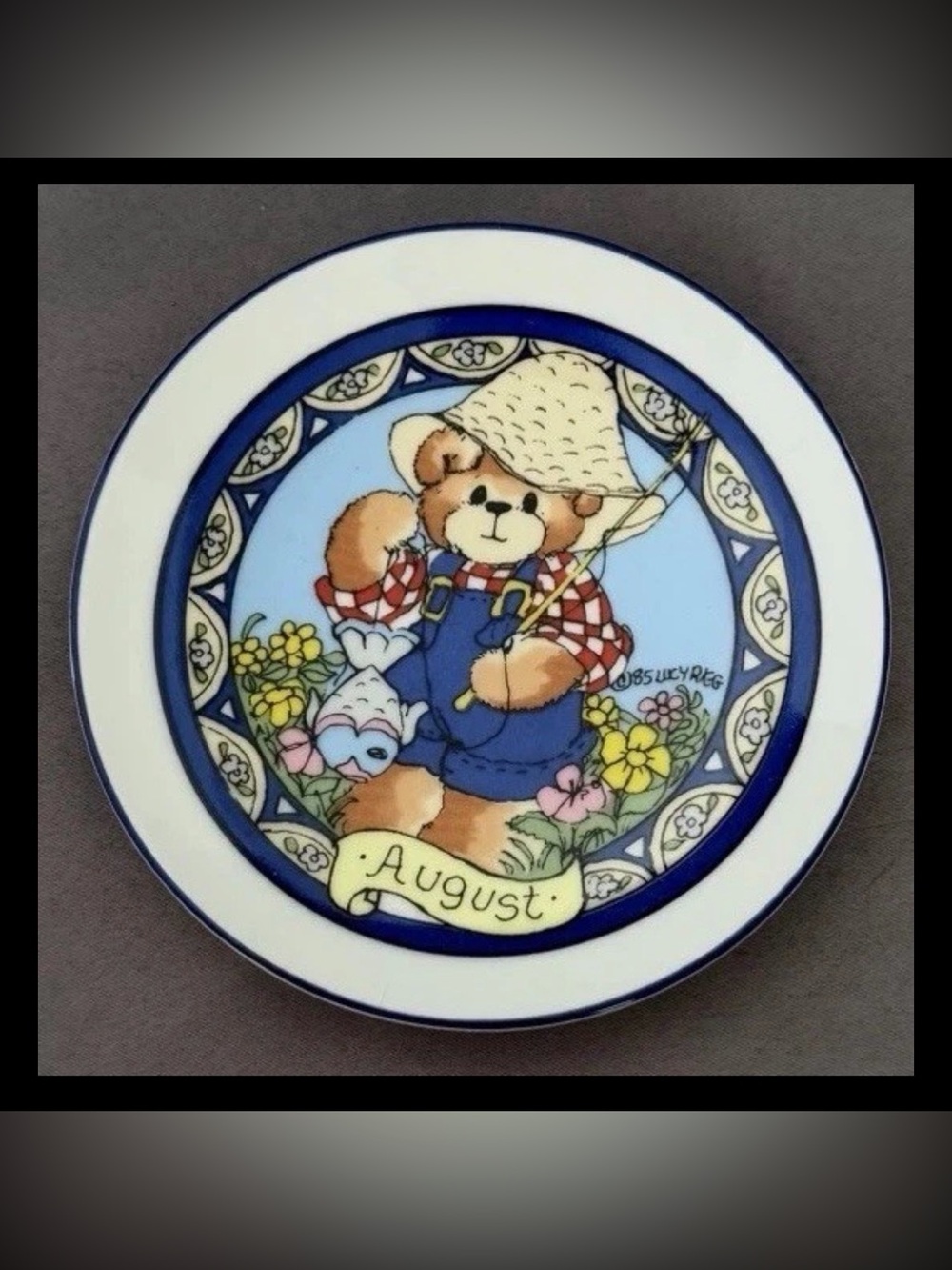 Lucy & Me AUGUST 4" Bear Lucy Rigg Enesco 1985 Fishing Nature Adorable EUC